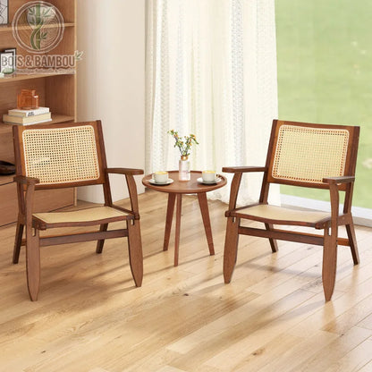 Chaise cannage rotin bambou brun en situation salon avec table basse