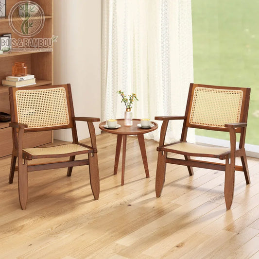Chaise cannage rotin bambou brun en situation salon avec table basse