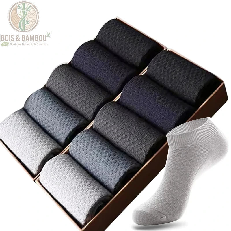 Chaussettes Courtes en Bambou. Plusieurs paires de socquettes texturées en dégradé de gris et noir, présentées enroulées dans un coffret et portées sur un fond blanc. Confortable.