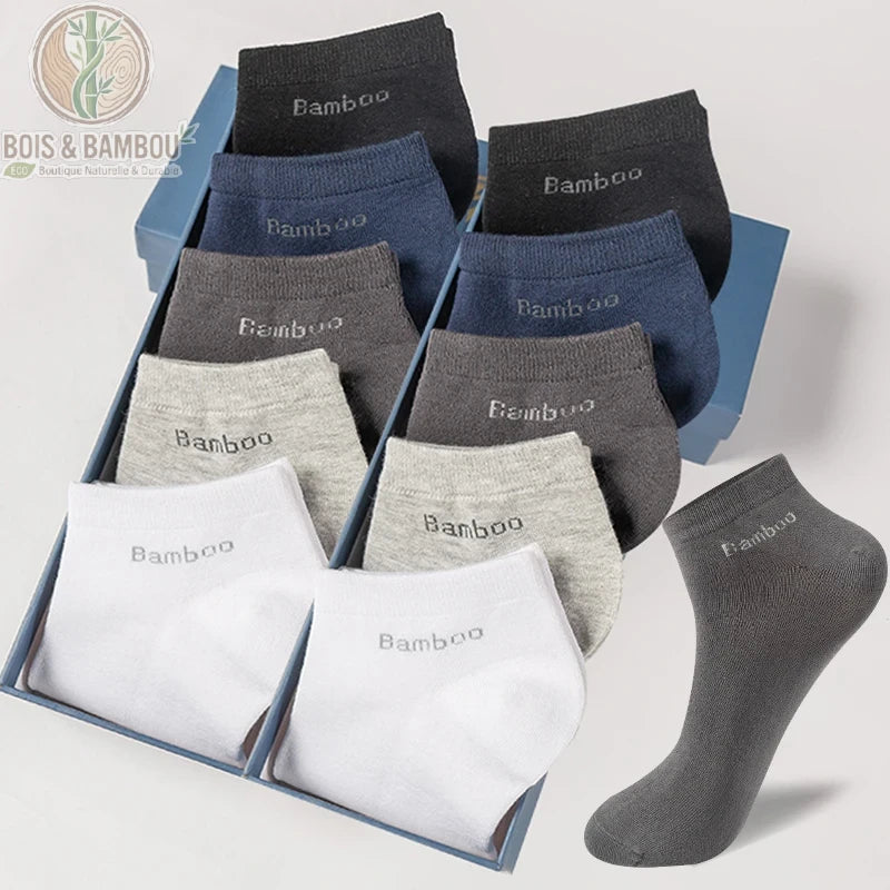 Chaussettes Courtes en Fibre de Bambou. Un lot de socquettes déclinées en blanc, gris, bleu et noir avec l'inscription "Bamboo", rangées dans un coffret bleu sur fond neutre.