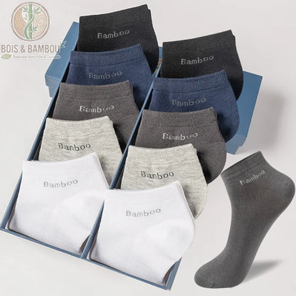 Chaussettes Courtes en Fibre de Bambou. Un lot de socquettes déclinées en blanc, gris, bleu et noir avec l'inscription "Bamboo", rangées dans un coffret bleu sur fond neutre.