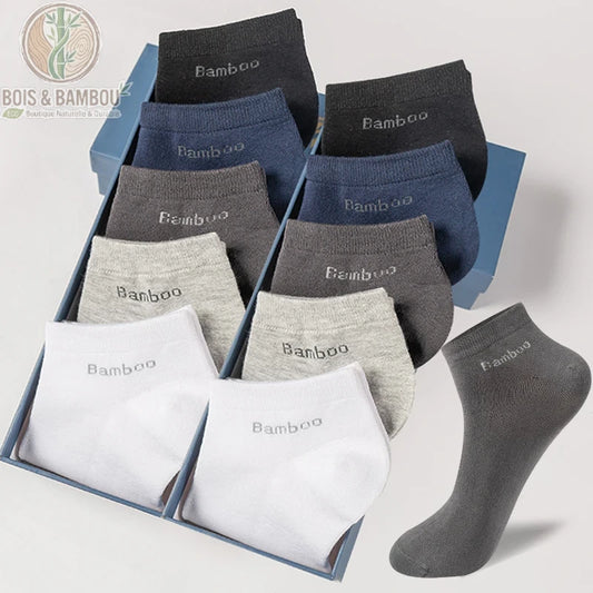 Chaussettes Courtes en Fibre de Bambou. Un lot de socquettes déclinées en blanc, gris, bleu et noir avec l'inscription "Bamboo", rangées dans un coffret bleu sur fond neutre.