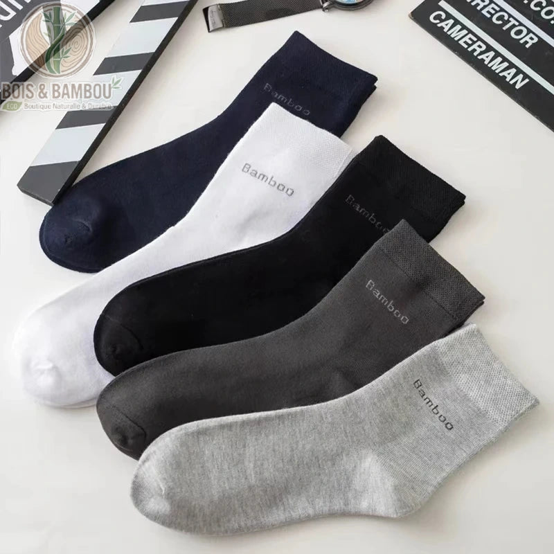 Chaussettes en Fibre de Bambou Homme. Cinq chaussettes de couleurs différentes (noir, blanc, bleu, gris) avec l'inscription "Bamboo" disposées à plat sur une surface blanche.