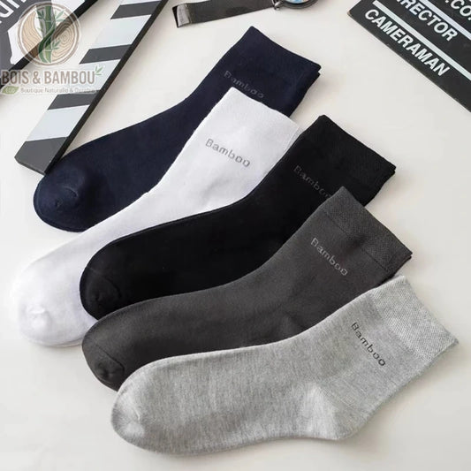 Chaussettes en Fibre de Bambou Homme. Cinq chaussettes de couleurs différentes (noir, blanc, bleu, gris) avec l'inscription "Bamboo" disposées à plat sur une surface blanche.