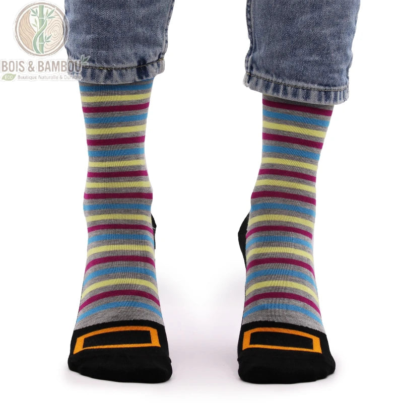 Chaussettes bambou fantaisie rayées multicolores portées de face