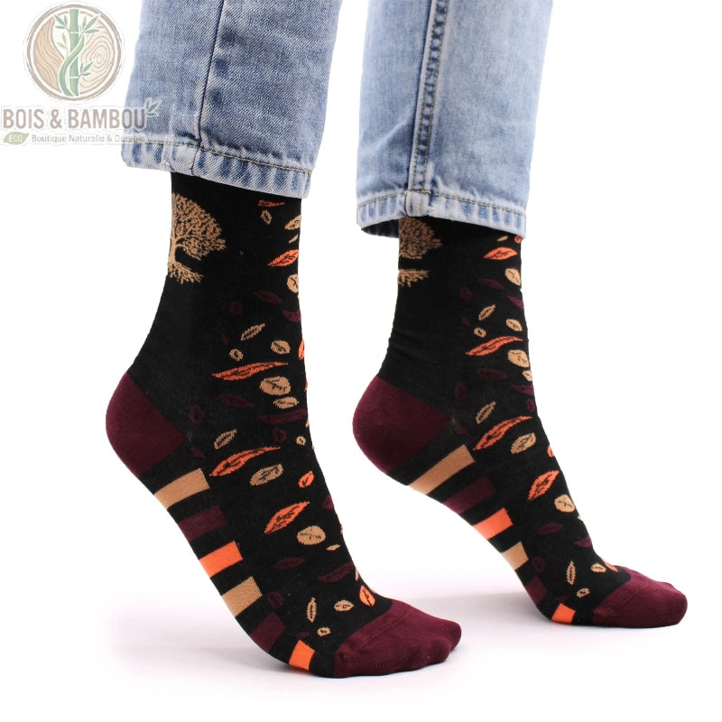 Chaussettes en bambou motif arbre de vie et feuilles portées avec un jean, vue de profil