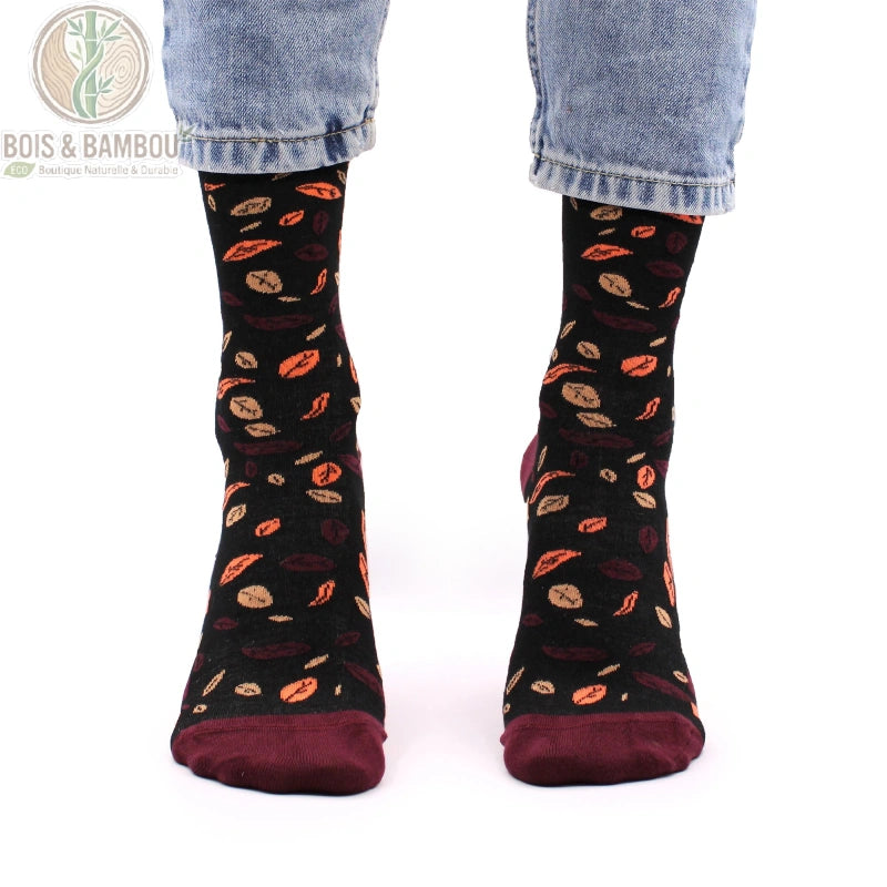 Chaussettes en bambou à motif de feuilles orange et bordeaux vues de face