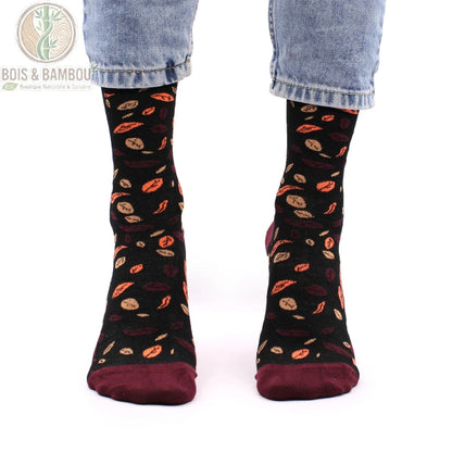 Chaussettes en bambou à motif de feuilles orange et bordeaux vues de face