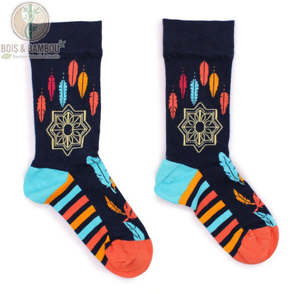 Paire de chaussettes bambou motif attrape-rêves et plumes de face sur fond blanc