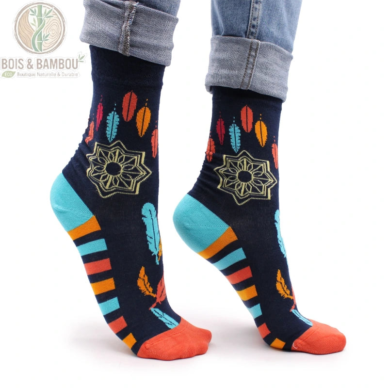 Chaussettes bambou attrape-rêves portées avec un jean, vue de profil talon turquoise
