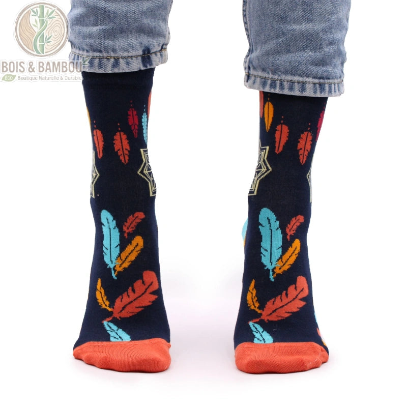 Chaussettes bambou motif plumes colorées portées de face, pointe orange