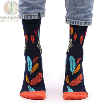 Chaussettes bambou motif plumes colorées portées de face, pointe orange