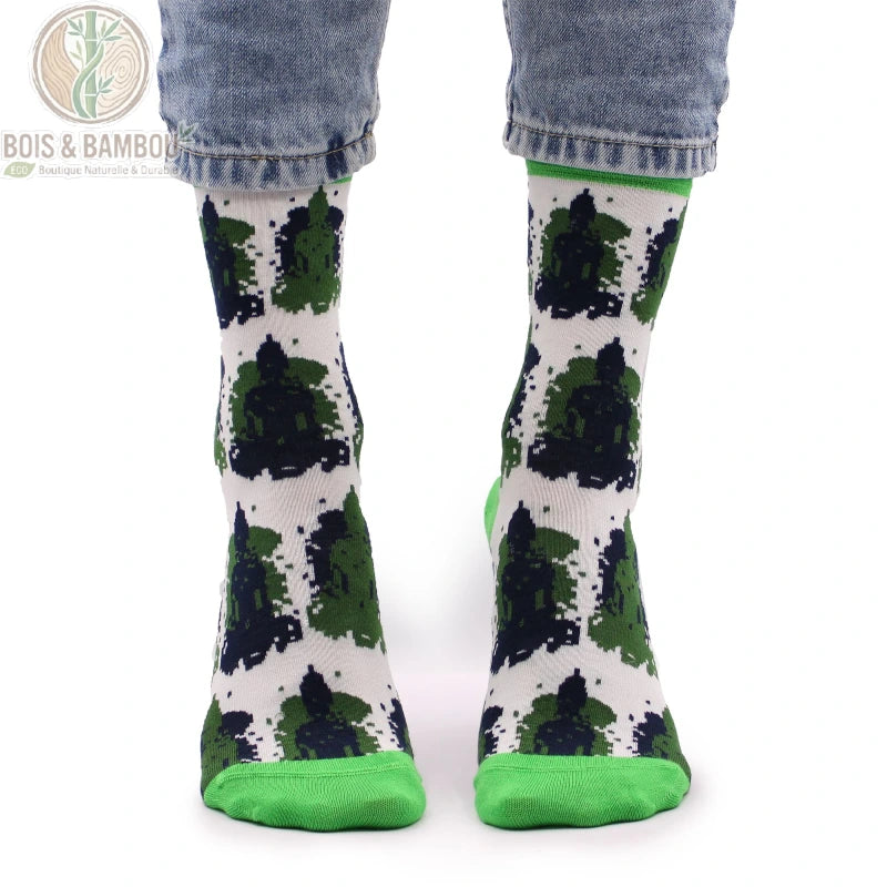 Chaussettes bambou fantaisie bouddha vert et blanc portées avec un jean vue de face