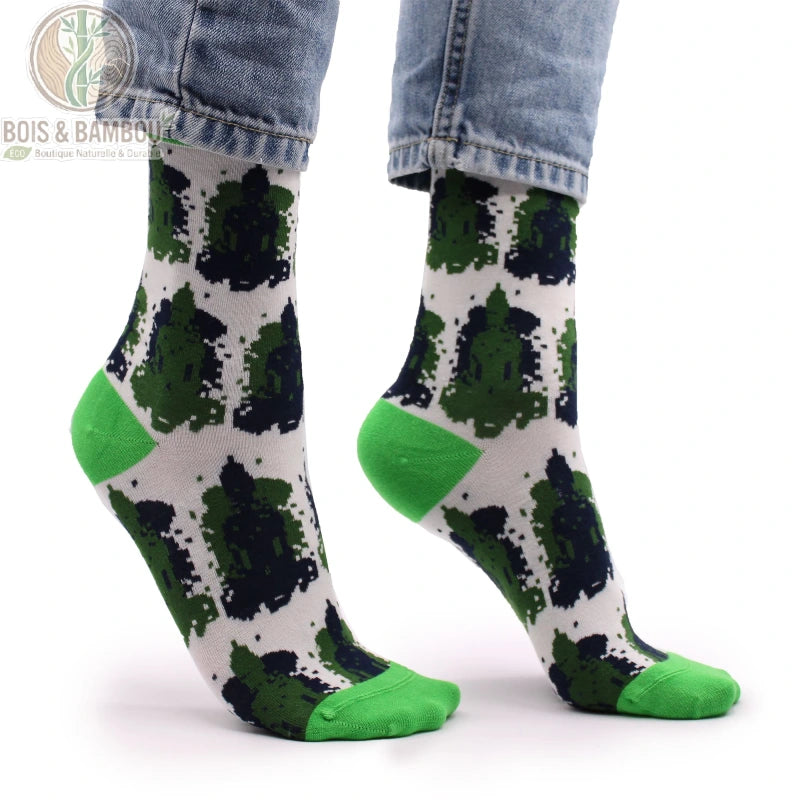 Chaussettes bambou bouddha vertes portées vue de profil