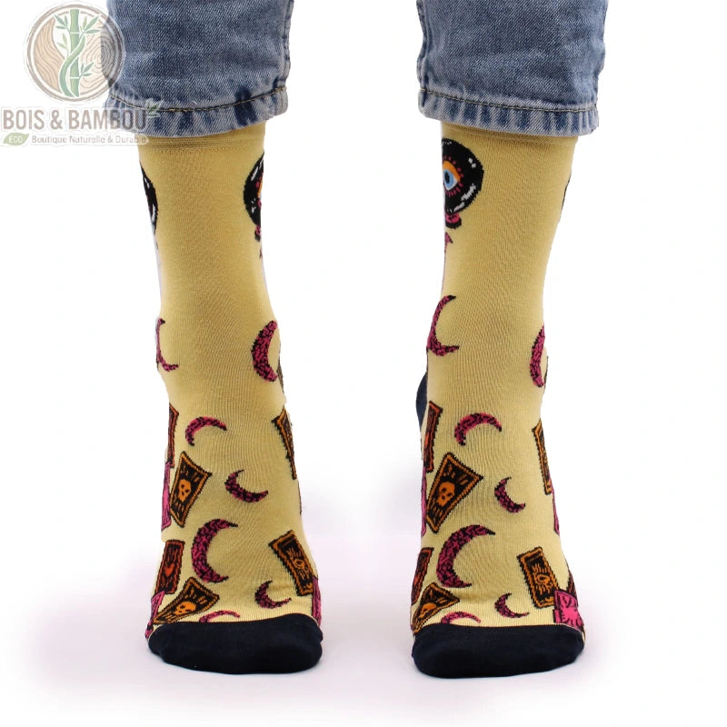 Chaussettes bambou fantaisie motif cartes de tarot portées de face