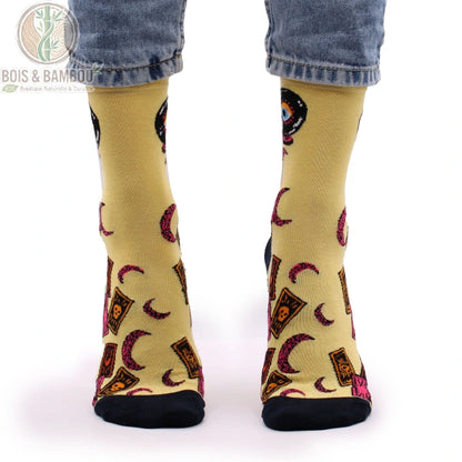 Chaussettes bambou fantaisie motif cartes de tarot portées de face