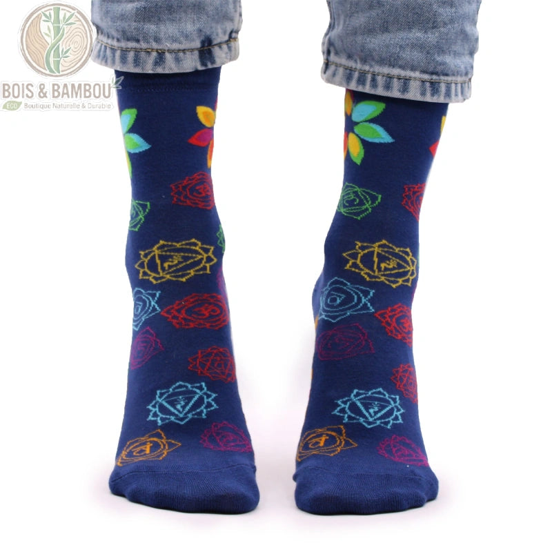 Chaussettes bambou fantaisie chakra arc-en-ciel portées de face