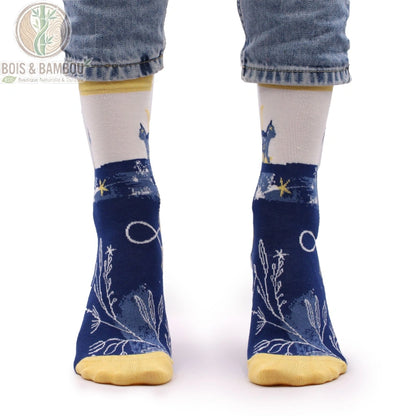 Chaussettes en bambou fantaisie motif chat de minuit portées, vue de face