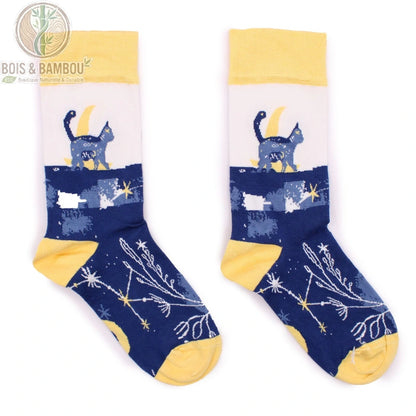 Paire de chaussettes bambou fantaisie chat de minuit bleu nuit posée à plat