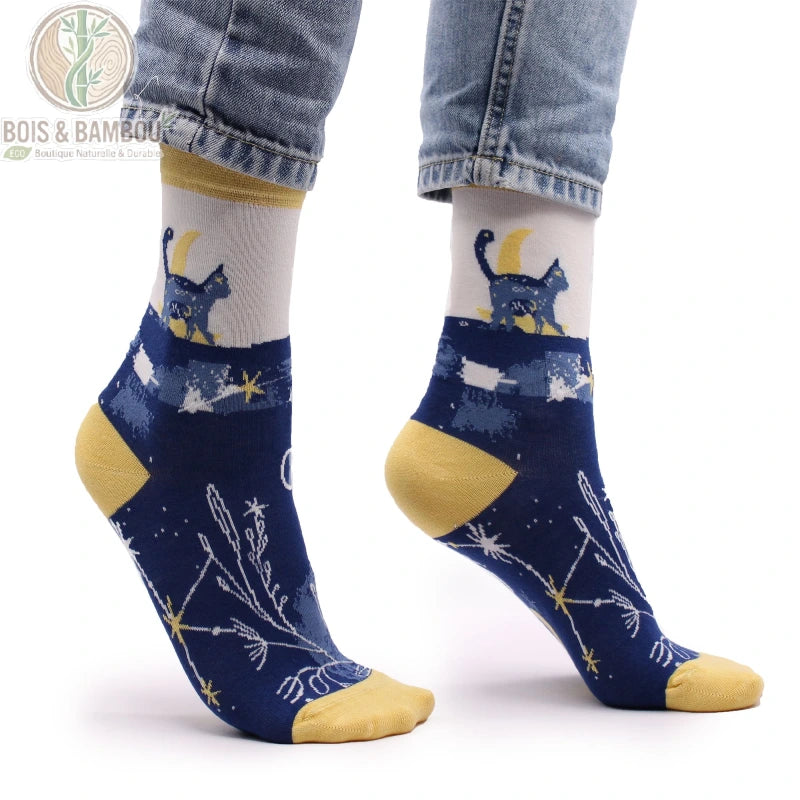 Chaussettes bambou fantaisie chat sous la lune portées, vue de profil