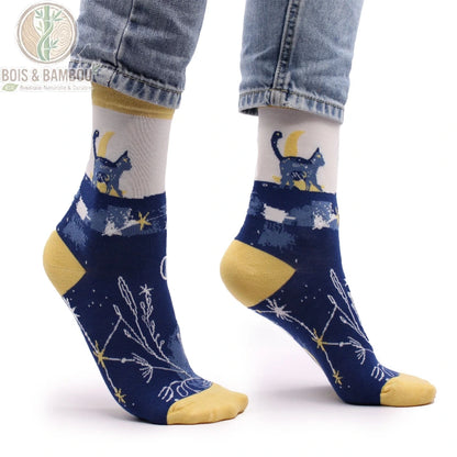 Chaussettes bambou fantaisie chat sous la lune portées, vue de profil
