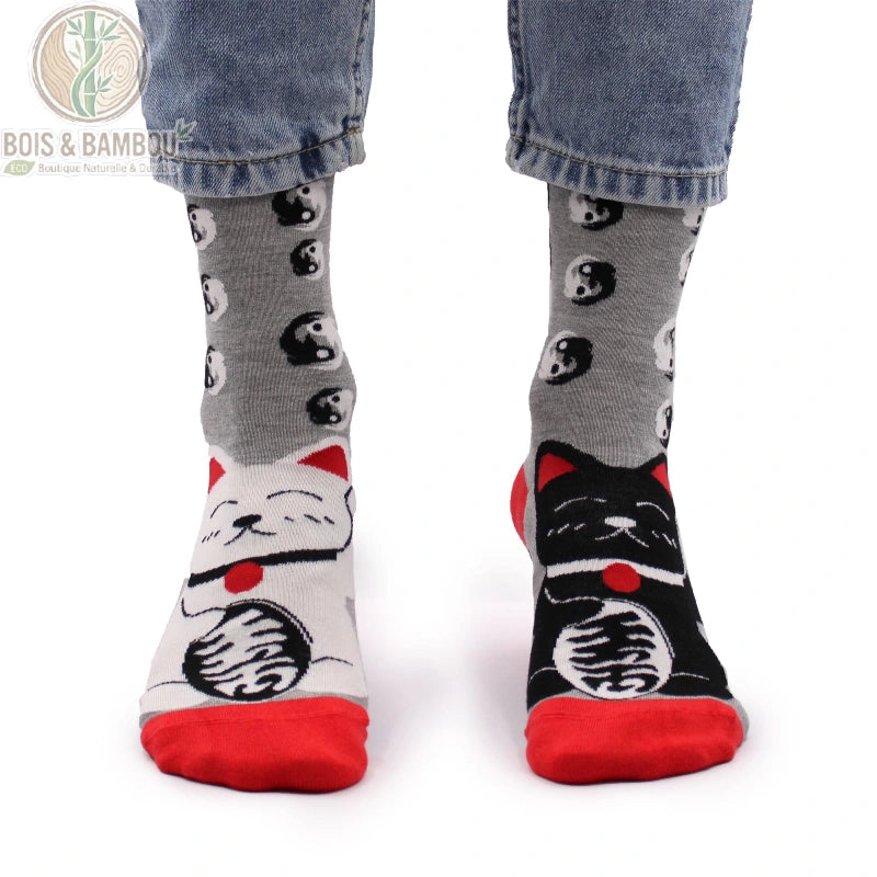 Chaussettes bambou fantaisie motif chat porte-bonheur portées avec un jean