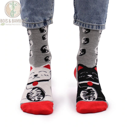 Chaussettes bambou fantaisie motif chat porte-bonheur portées avec un jean