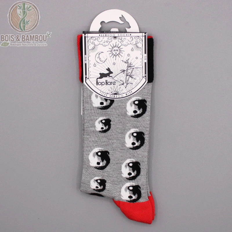 Chaussette bambou grise sous emballage, motif yin-yang et talon rouge