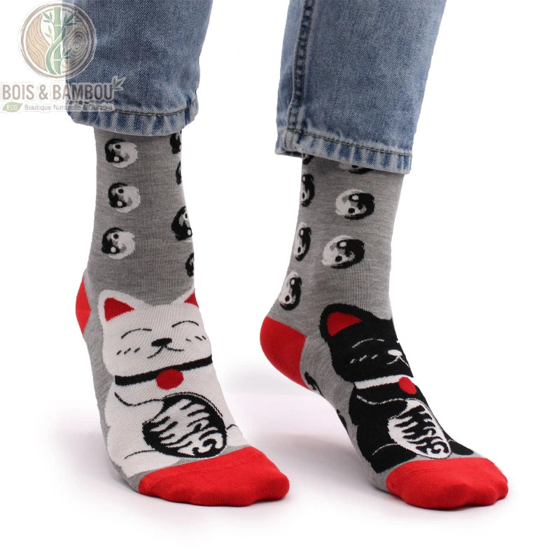Chaussettes bambou motif chat et yin-yang portées, pointe et talon rouges
