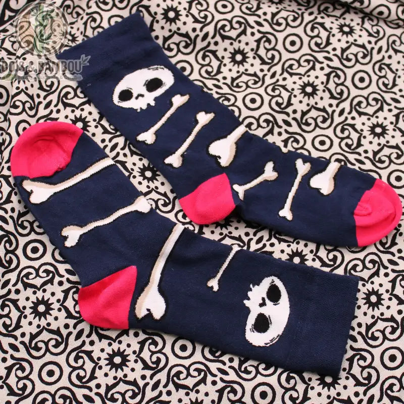 Chaussettes bambou motif tête de mort à plat sur un tissu à motifs