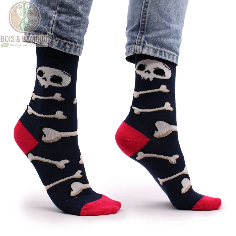 Chaussette bambou motif tête de mort et os portée de profil, pointe rouge