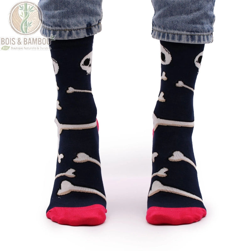 Chaussettes bambou fantaisie tête de mort portées avec un jean, vue de face talon rouge