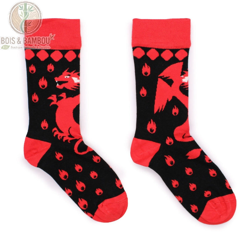 Paire de chaussettes bambou dragon rouge à plat sur fond blanc