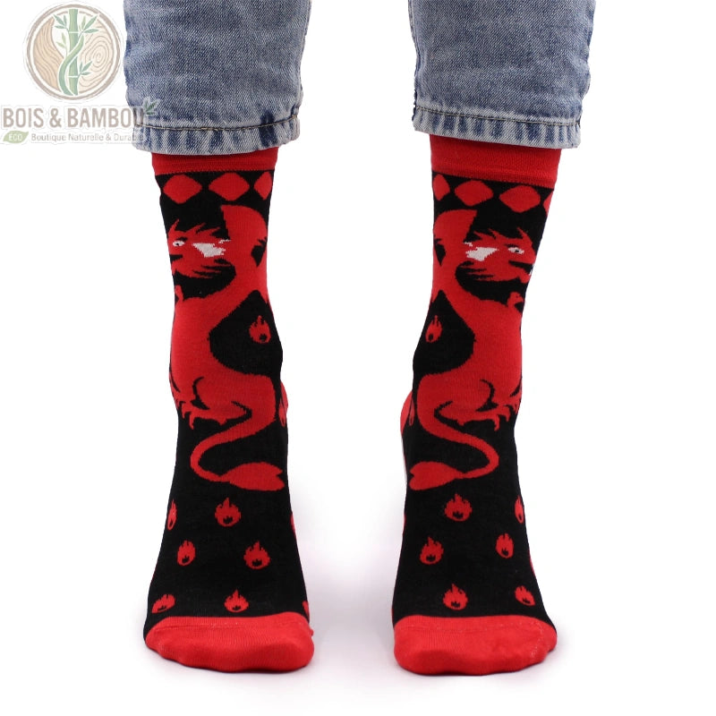 Chaussettes bambou fantaisie dragon rouge portées avec un jean vue de face