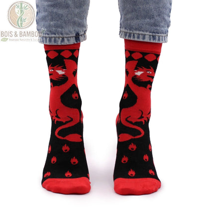 Chaussettes bambou fantaisie dragon rouge portées avec un jean vue de face