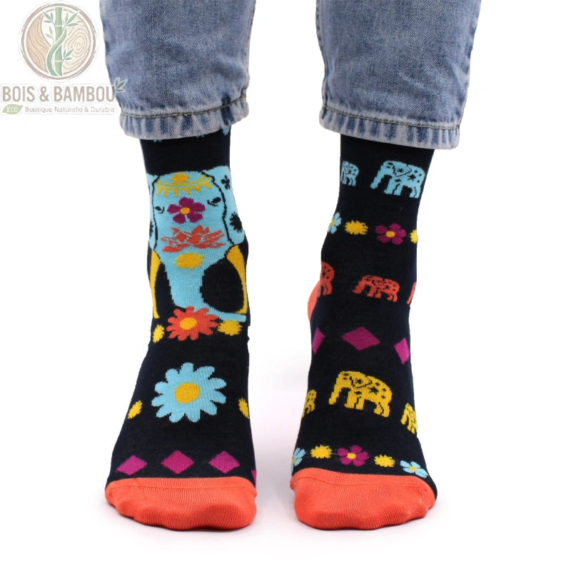 Chaussettes bambou fantaisie éléphant portées, motif coloré sur fond marine