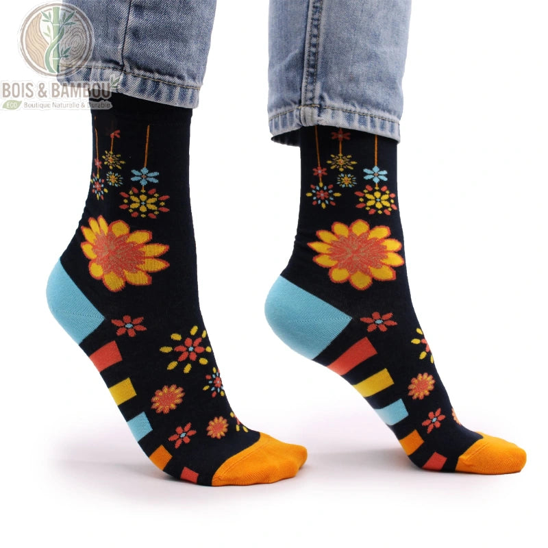 Chaussettes en bambou motif fleurs de mandala portées avec un jean, vue de profil