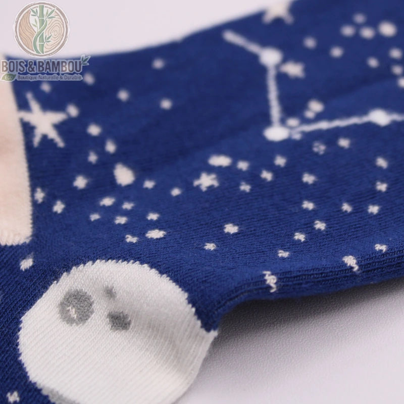 Gros plan sur le motif étoiles et constellations des chaussettes en bambou
