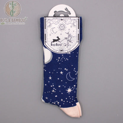 Chaussettes en fibre de bambou motif lune et étoiles dans leur emballage