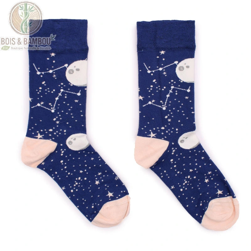 Paire de chaussettes en bambou motif lune et constellations posées à plat
