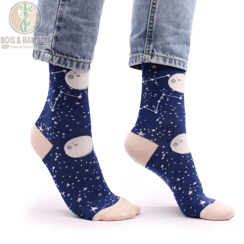 Chaussettes en bambou motif lune et étoiles portées avec un jean, vue de profil