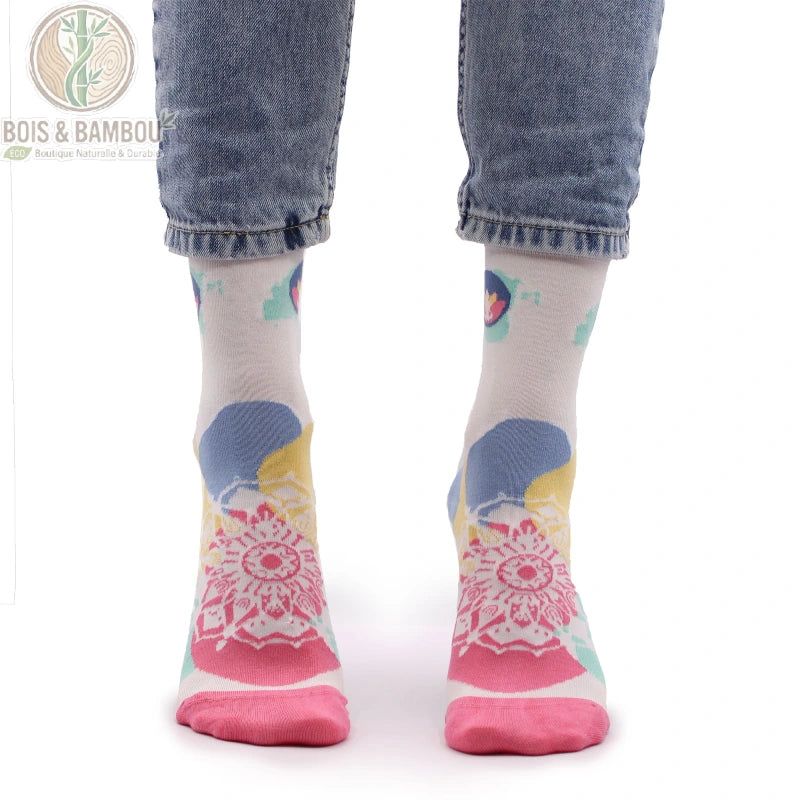 Chaussettes en bambou fantaisie motif lotus pastel portées avec un jean