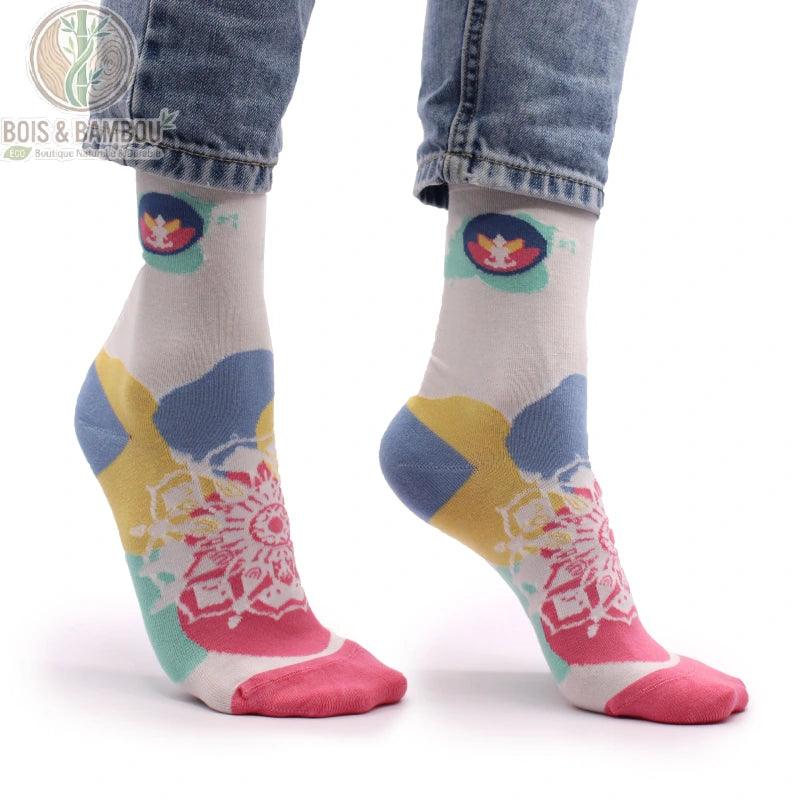 Chaussettes bambou lotus zen vues de profil, tons crème et corail
