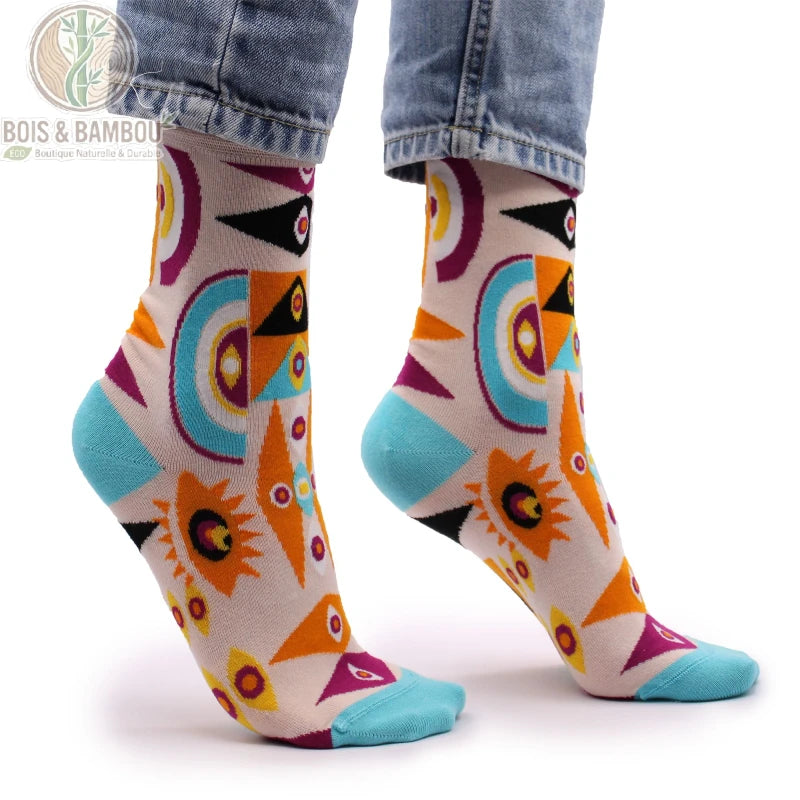 Chaussettes bambou fantaisie œil psychédélique portées, vue de profil marche