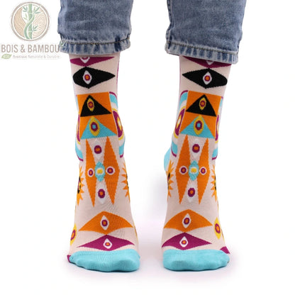 Chaussettes en bambou fantaisie à motif œil psychédélique portées, vue de face