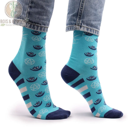 Chaussettes bambou fantaisie pentagramme portées de face sur fond turquoise