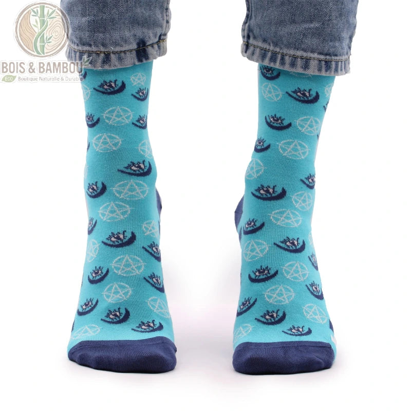 Chaussettes bambou fantaisie pentagramme portées de face sur fond turquoise