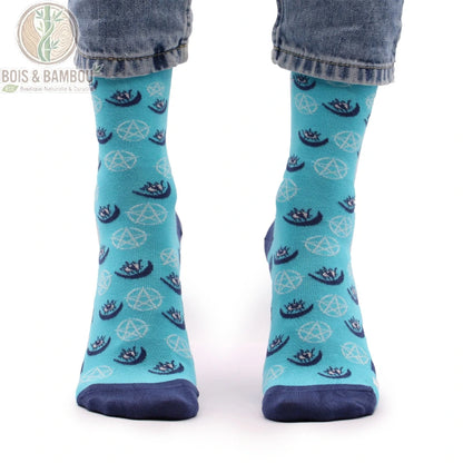Chaussettes bambou fantaisie pentagramme portées de face sur fond turquoise