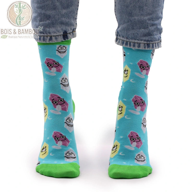 Chaussettes en bambou fantaisie à motif pierres précieuses turquoise portées