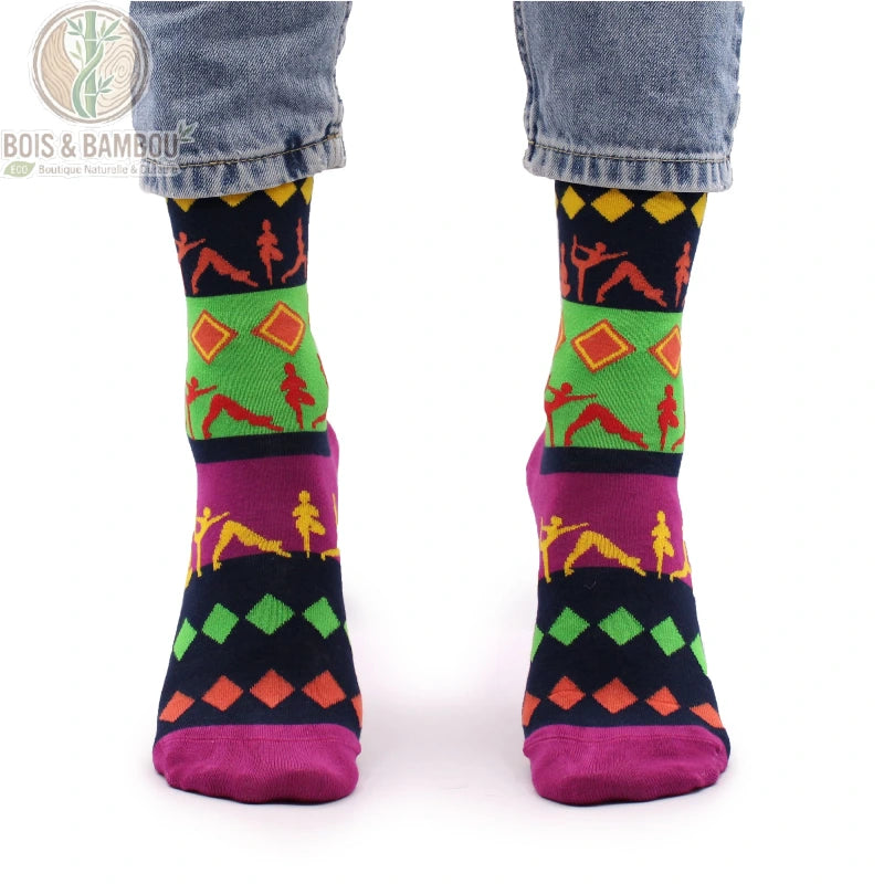 Chaussettes en bambou à motif de postures de yoga portées avec un jean